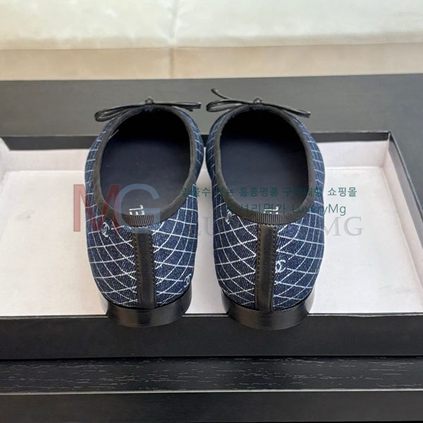 * ÷  AA80F661-4
