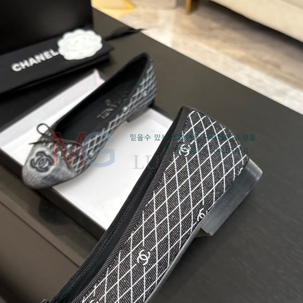 * ÷  AA80F661-5