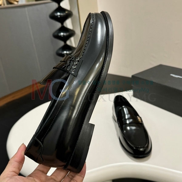 ζ   YSL56033