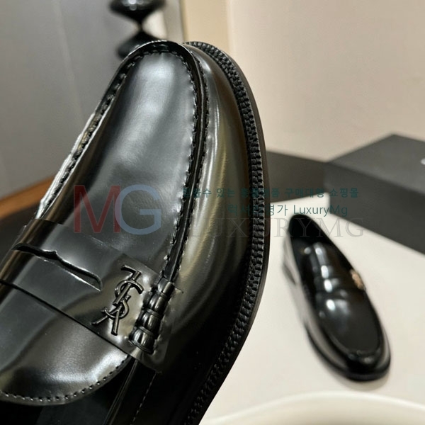 ζ   YSL56033