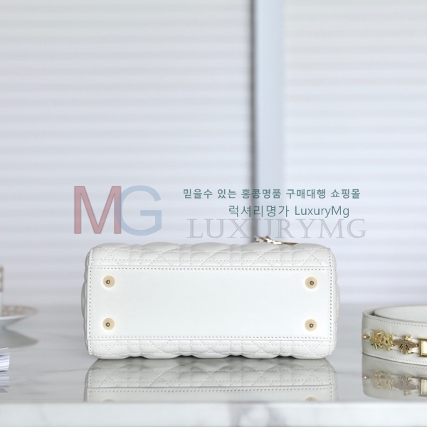  ̵ M557700-1