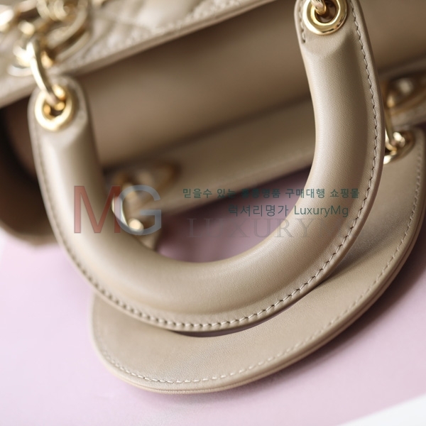   ̵ M557700-4